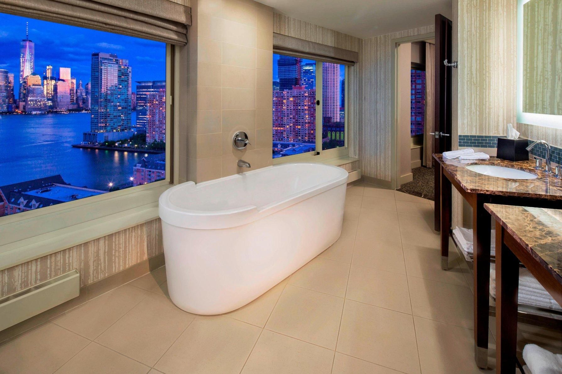 Soaking Tub, Premium, Larger Guest room, 1 King, City and River view, Corner room