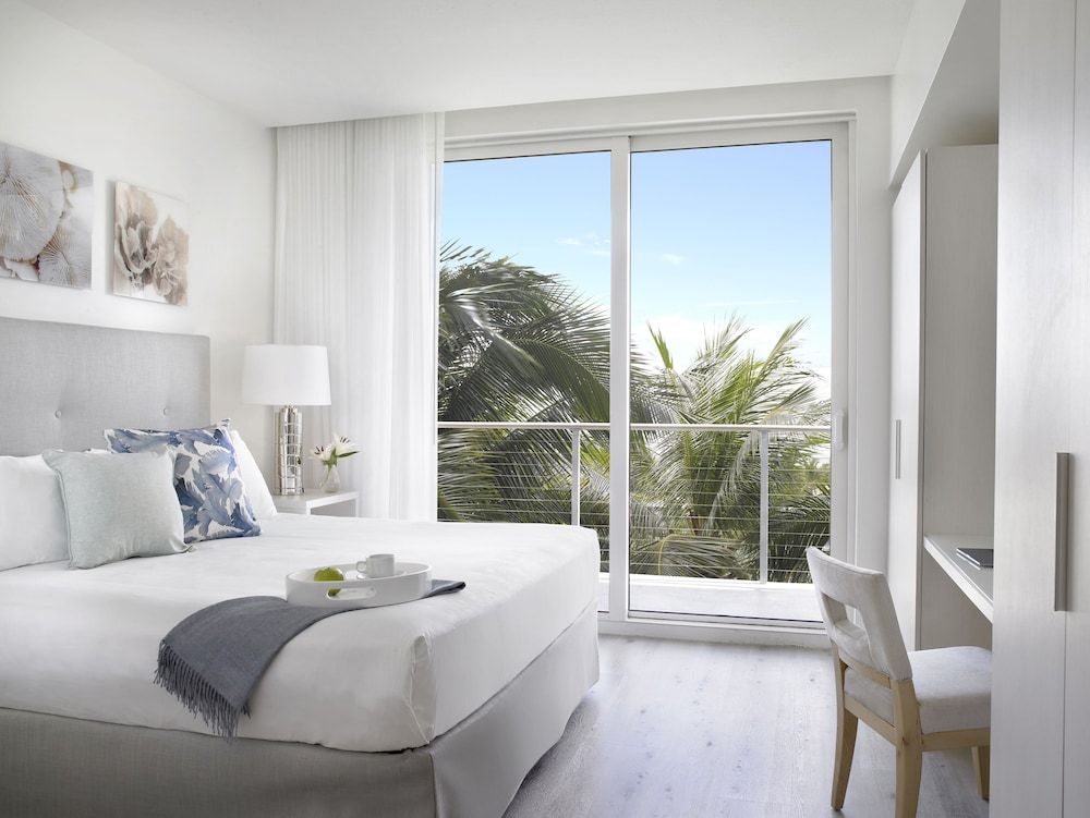 Grand Beach Hotel Suite, 1 King Bed with Sofa bed, Pool View