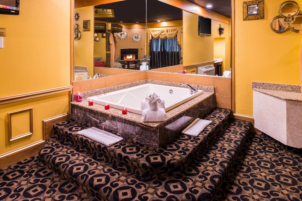 Inn of the Dove Romantic Suites with Jetted Tub & Fireplace Black & Gold Theme Suite with Round Bed, Jetted tub & Fireplace 6