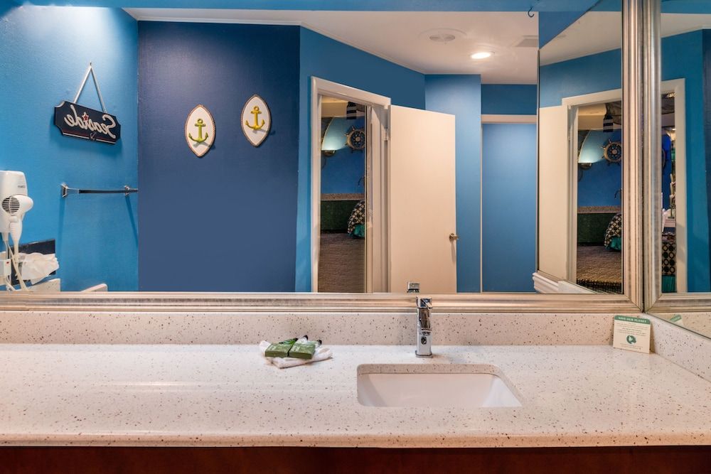 Inn of the Dove Romantic Suites with Jetted Tub & Fireplace Blue Romantic Theme Suite with Jetted Tub & Fireplace 5