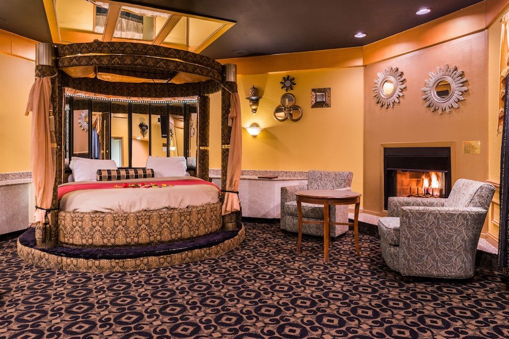 Inn of the Dove Romantic Suites with Jetted Tub & Fireplace Black & Gold Theme Suite with Round Bed, Jetted tub & Fireplace 2
