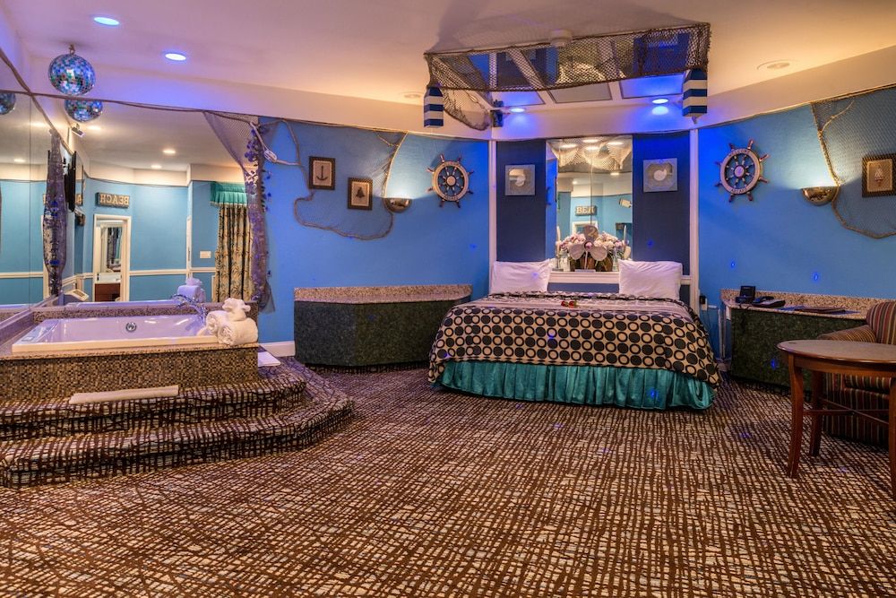 Inn of the Dove Romantic Suites with Jetted Tub & Fireplace Blue Romantic Theme Suite with Jetted Tub & Fireplace 4