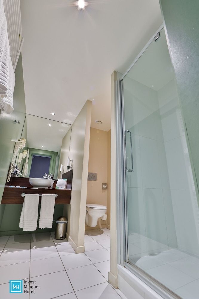 Hotel de la Couronne Standard Triple Room 5