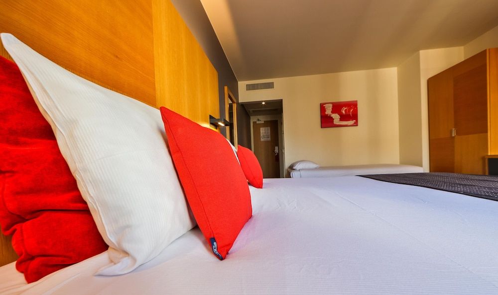 Hotel de la Couronne Standard Triple Room 3