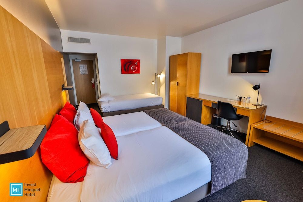 Hotel de la Couronne Standard Triple Room 2