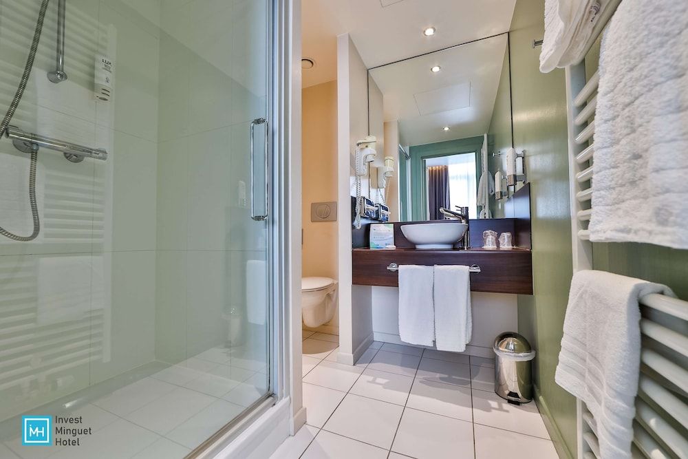 Hotel de la Couronne Standard Twin Room 4