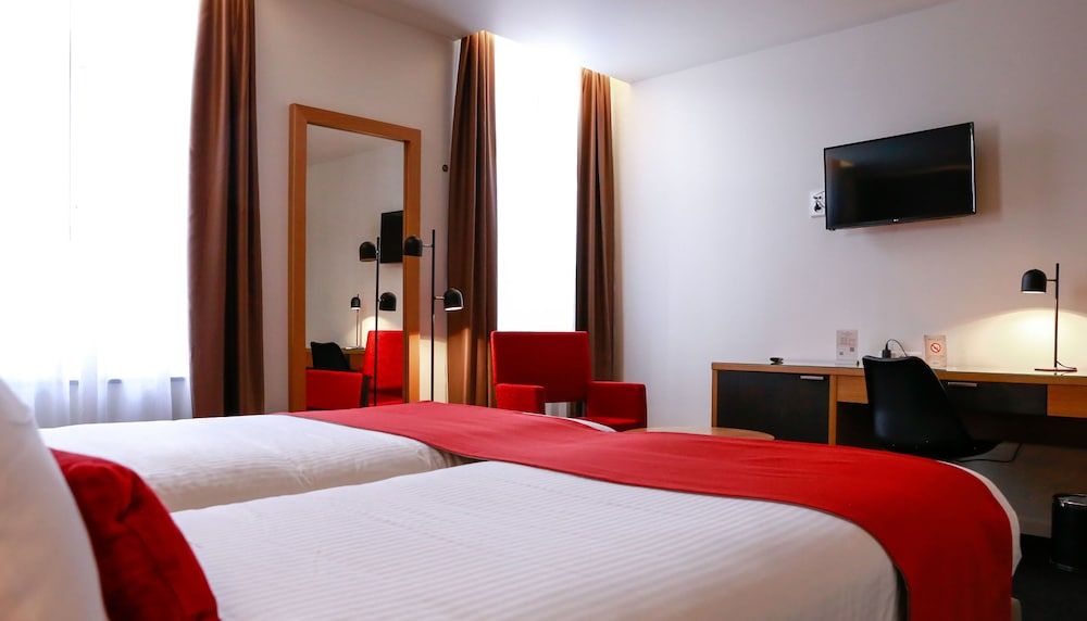 Hotel de la Couronne Standard Twin Room 3