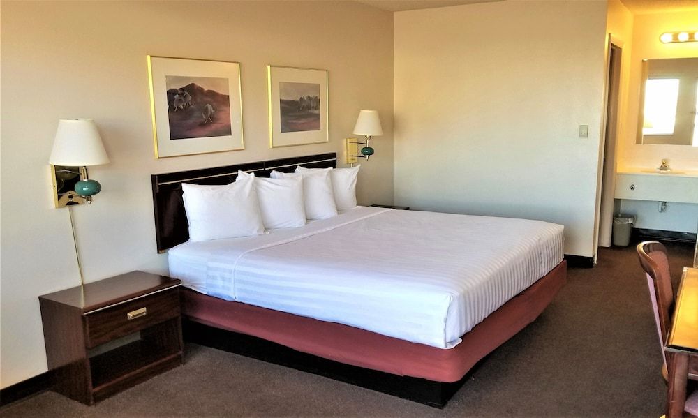 Motel 8 Laramie Room, 1 King Bed, Non Smoking 3