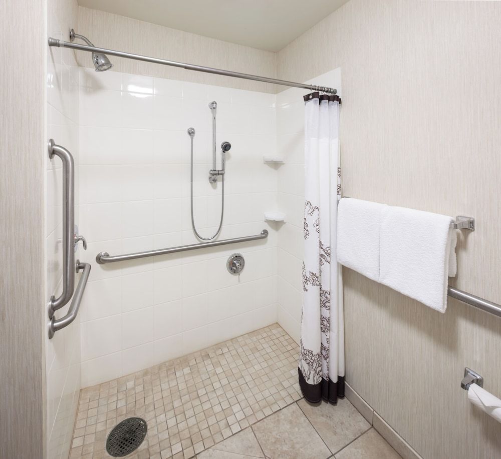 Suite, 2 Bedrooms (Mobility/Hearing Access, Roll-In Shwr)