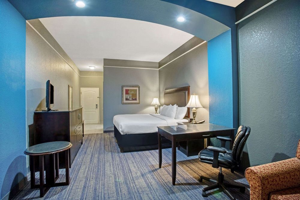 Deluxe Studio Suite, 1 King Bed, Non Smoking