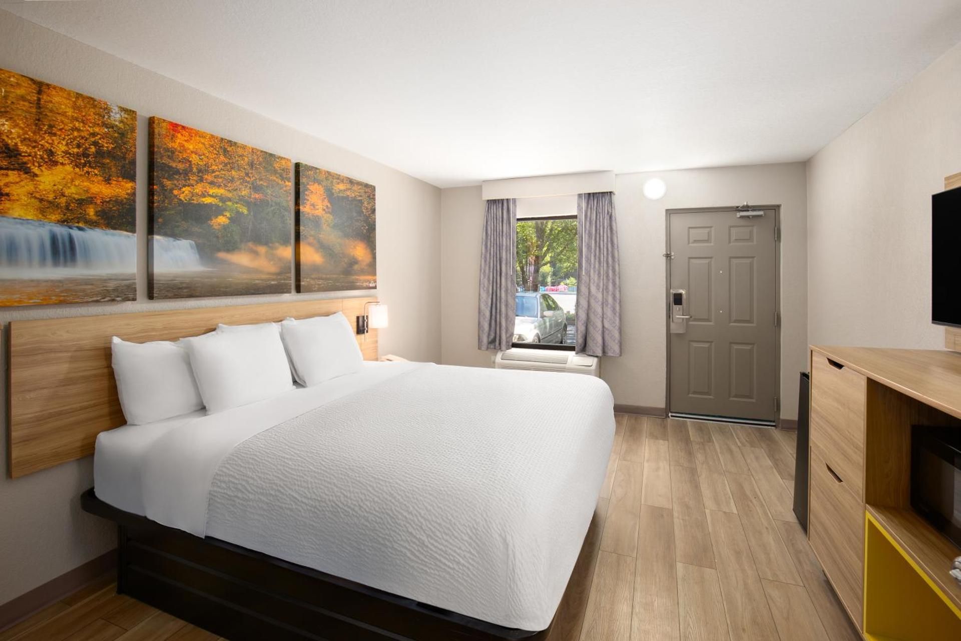 1 King Bed, Mobility Accessible Room, Bathtub with Grab Bars, Non-Smoking