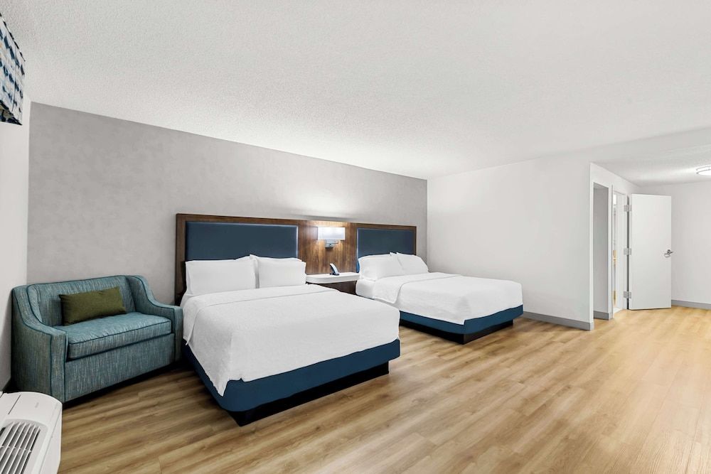 Room, 2 Queen Beds, Accessible, Bathtub