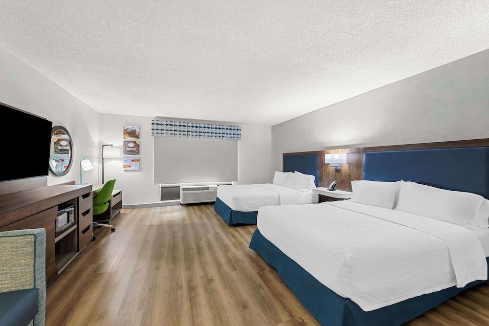 Room, 2 Queen Beds, Accessible, Bathtub (Mobility & Hearing)