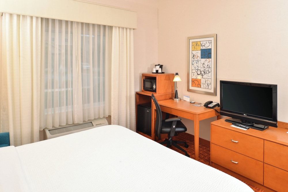 Room, 1 King Bed (Mobility/Hearing Accessible, Tub)