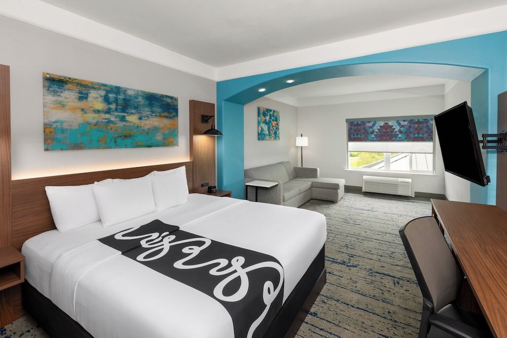 Deluxe Room, 1 King Bed, Accessible, Non Smoking (Mobility/Hearing, Bathtub w/Grab Bars)