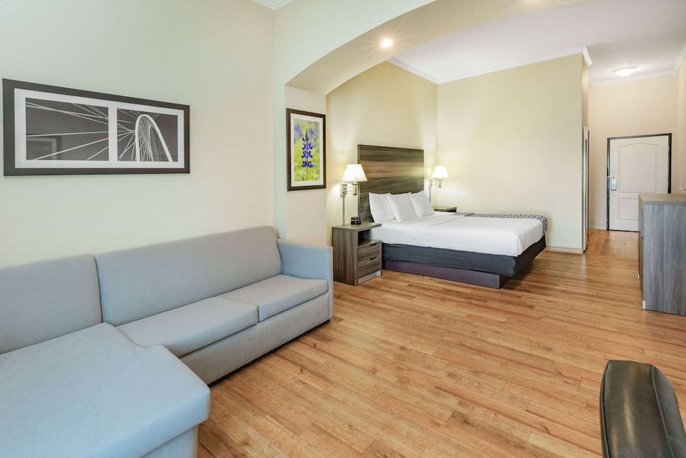 Room, 1 King Bed, Accessible, Non Smoking (Mobility,Hearing,Tub w/Grab Bars)