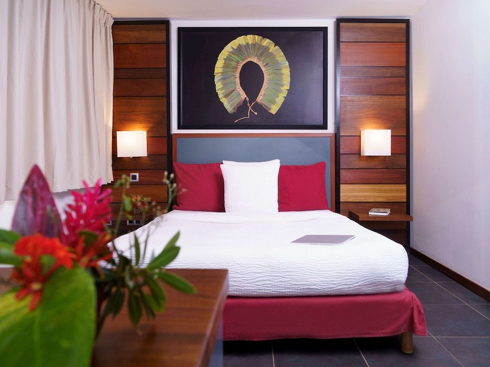 Suite, 1 King Bed (Standing)