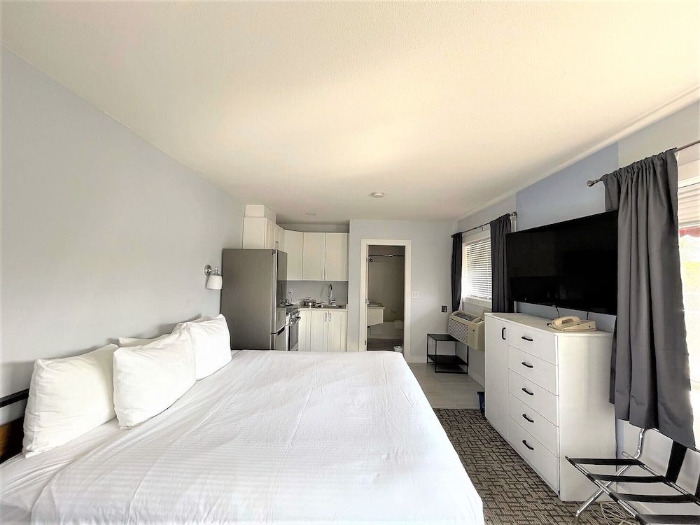 Comfort Room, 1 King Bed, Non Smoking (Efficiency)