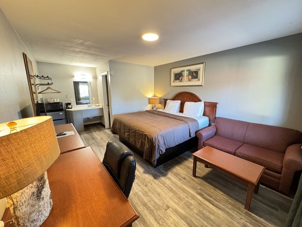 Ozark Inn & Suites Superior Room, 1 King Bed, Non Smoking 2