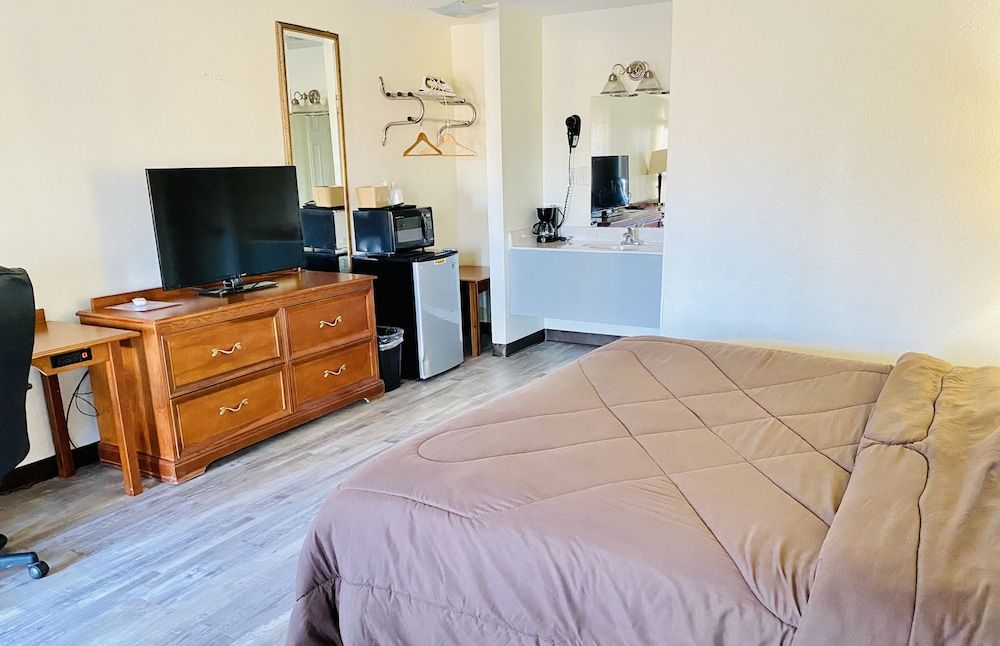 Ozark Inn & Suites Superior Room, 1 King Bed, Non Smoking