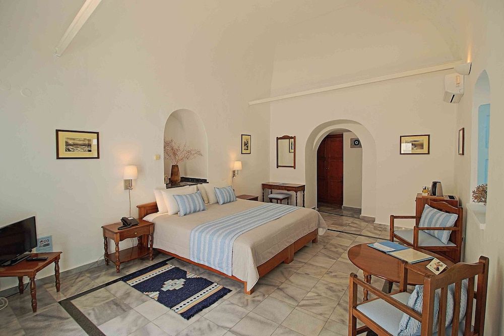Aethrio Sunset Village - Oia Superior Triple Room 4