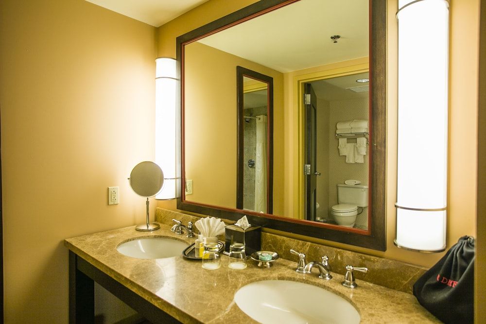 Overton Hotel and Conference Center Standard Room, 2 Queen Beds 10