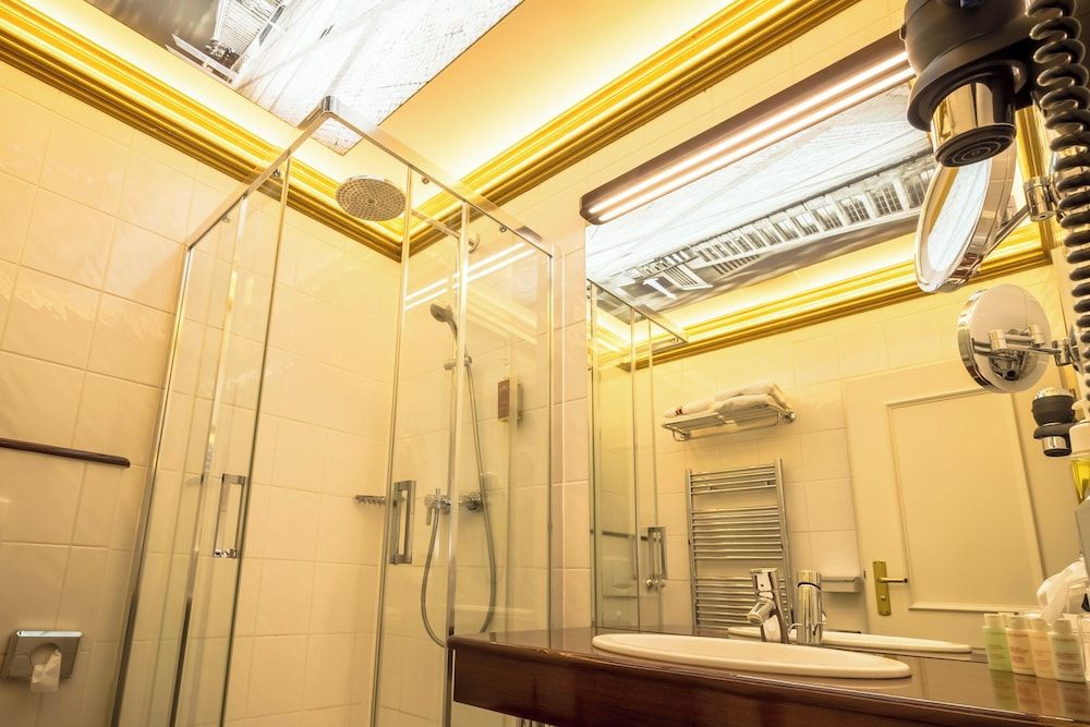 Myer's Hotel Berlin Comfort Room (Small) 7