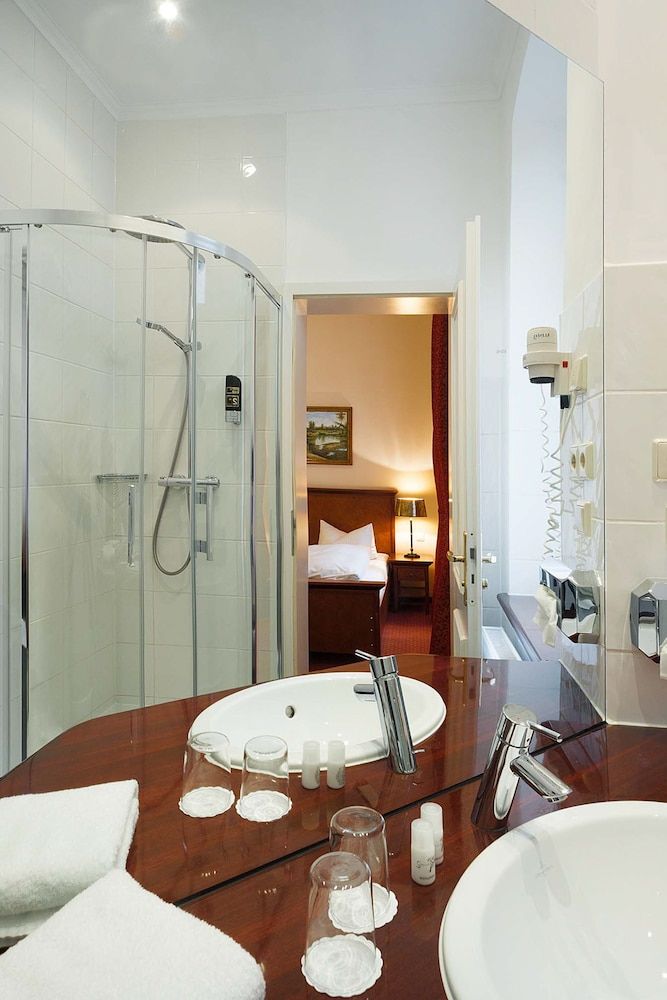 Myer's Hotel Berlin Comfort Room (Small) 5