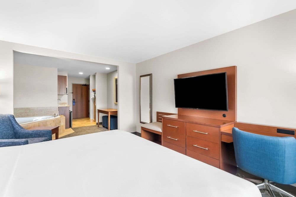 Suite, 1 King Bed, Non Smoking, Jetted Tub