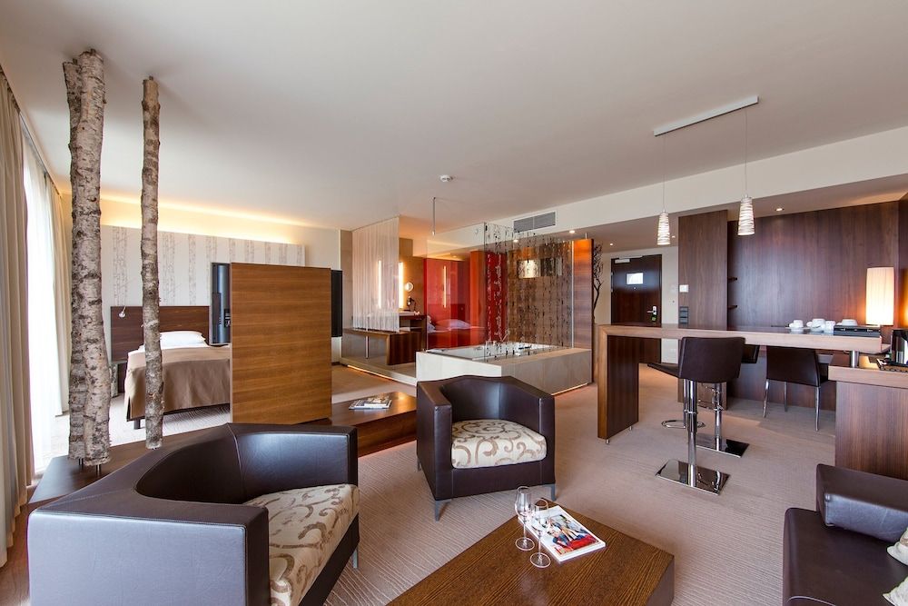 Seepark Wörthersee Resort Deluxe Room 6