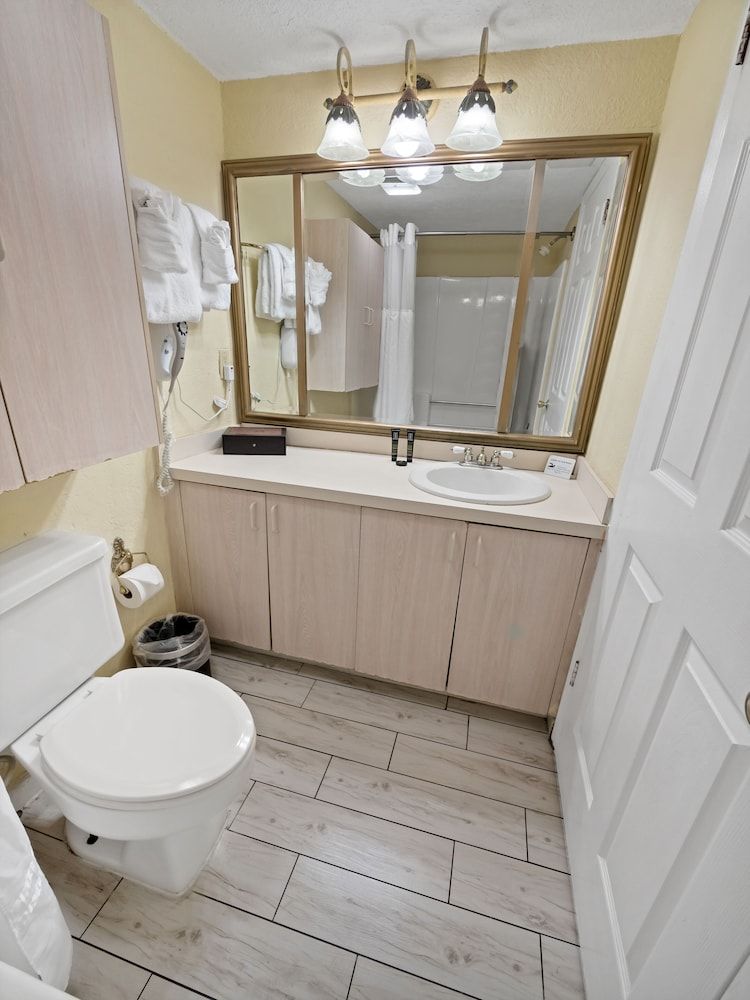 The Royal Inn Beach Hotel Hutchinson Island Deluxe Studio, 1 King Bed, Kitchenette