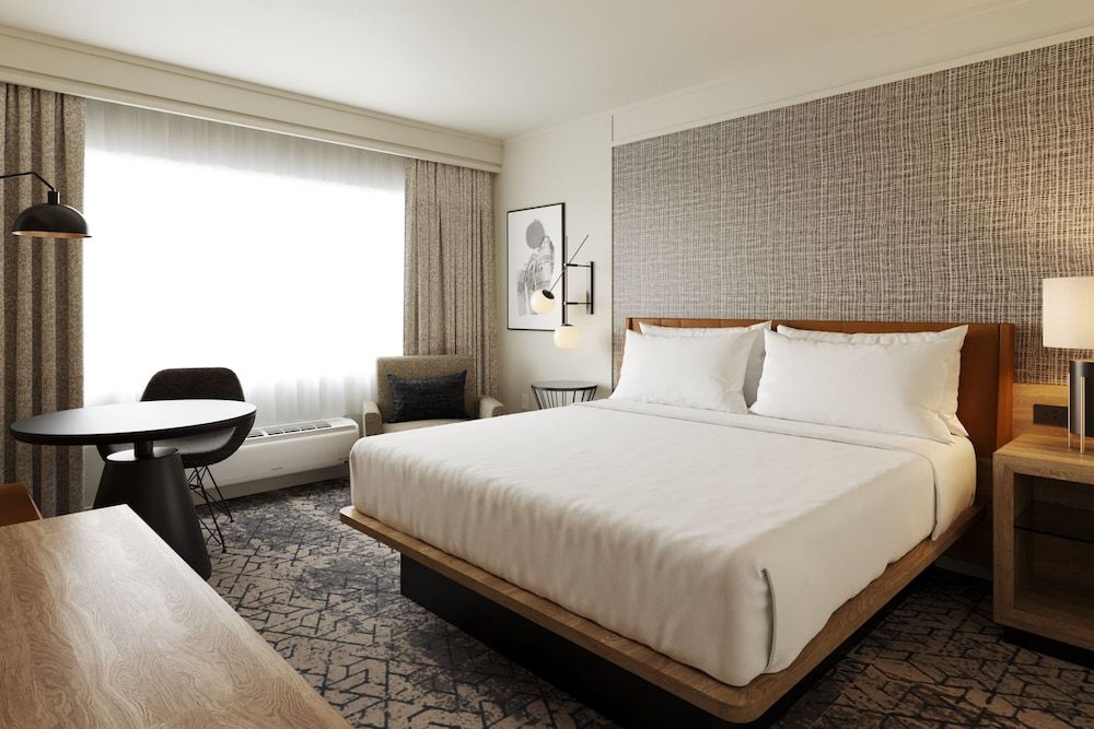 Standard Room, 1 King Bed (Mobility Accessible, Tub)
