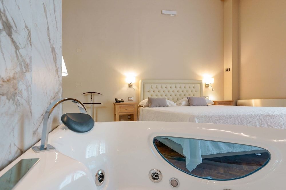 Hotel Palazzo Pischedda Deluxe Room with Private Spa 9
