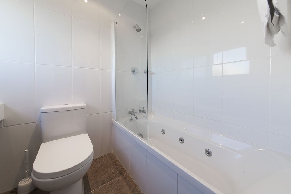 Lakeland Resort Taupo Superior Studio, Jetted Tub 3