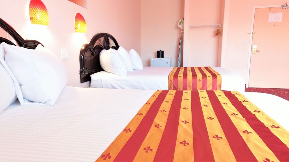 Crystal Star Inn Edmonton Airport Premium Double Room, 2 Queen Beds, Fireplace 7