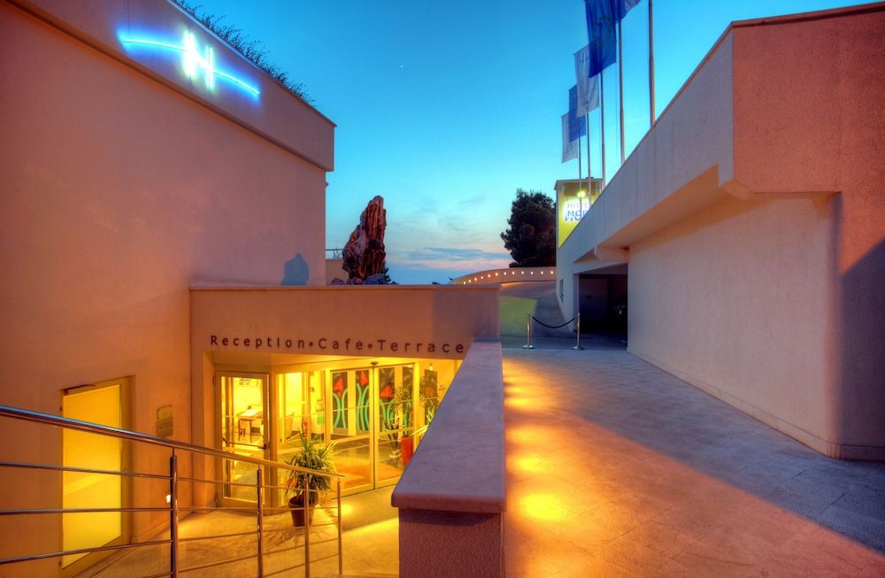 undefined Hotel More 7
