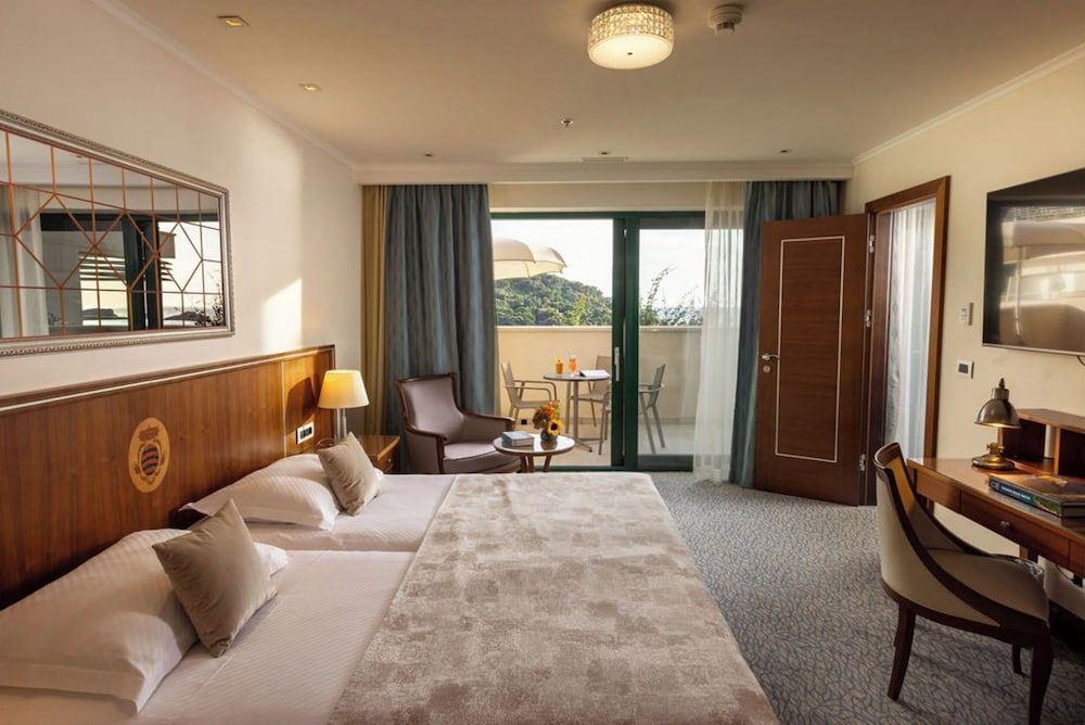 Junior Suite, 1 Bedroom, Balcony, Partial Sea View