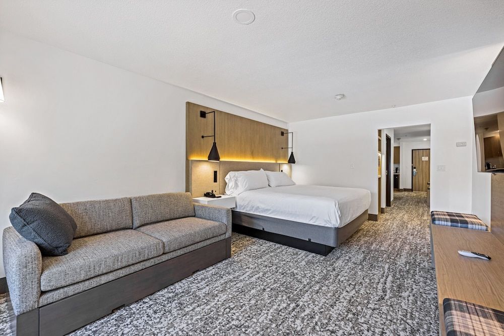 Deluxe King Suite with Kitchenette