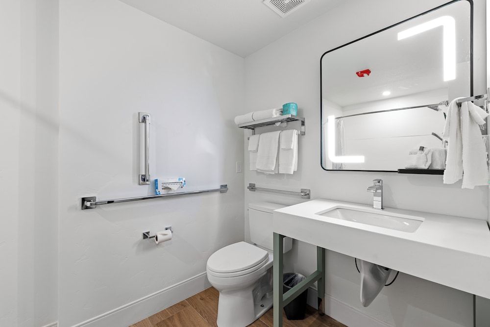 Deluxe King Suite - Accessible
