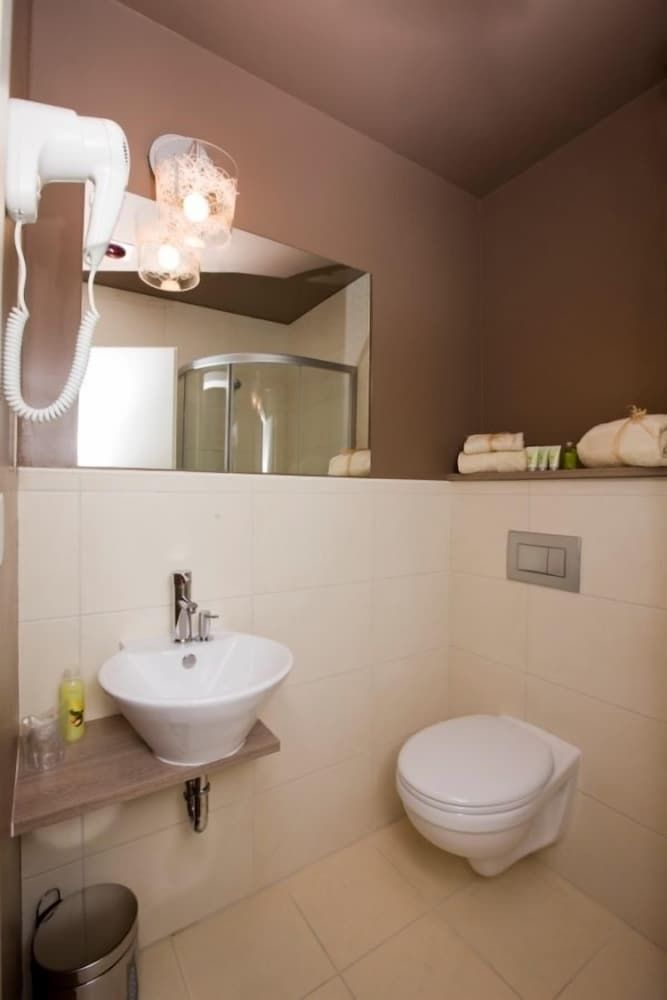 Ambient Hotel Economy Single Room 4