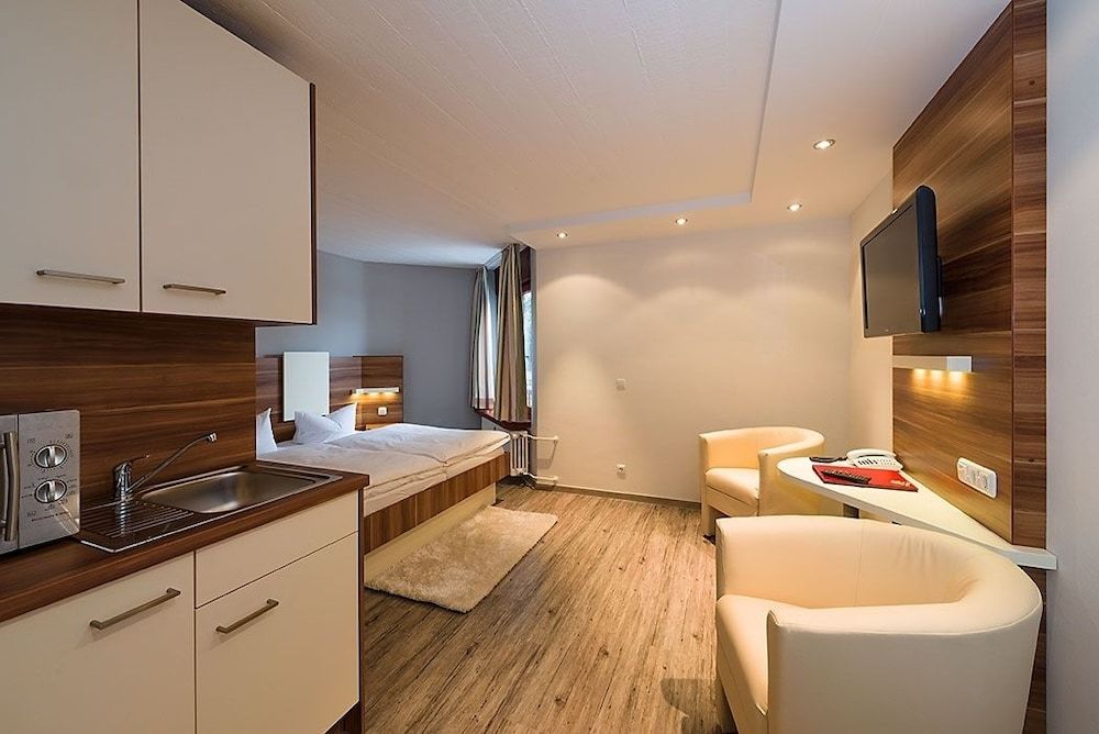 Central Hotel Apart München Deluxe Double Room 8