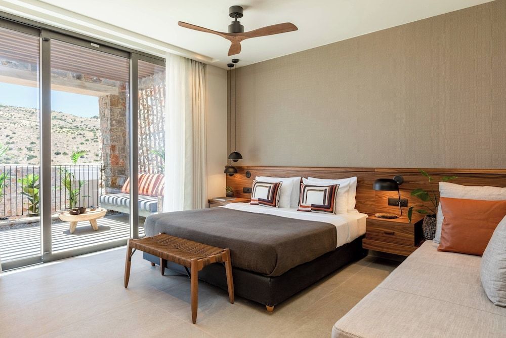 1 King Bed (Core Open Plan Suite with Outdoor hot tub)