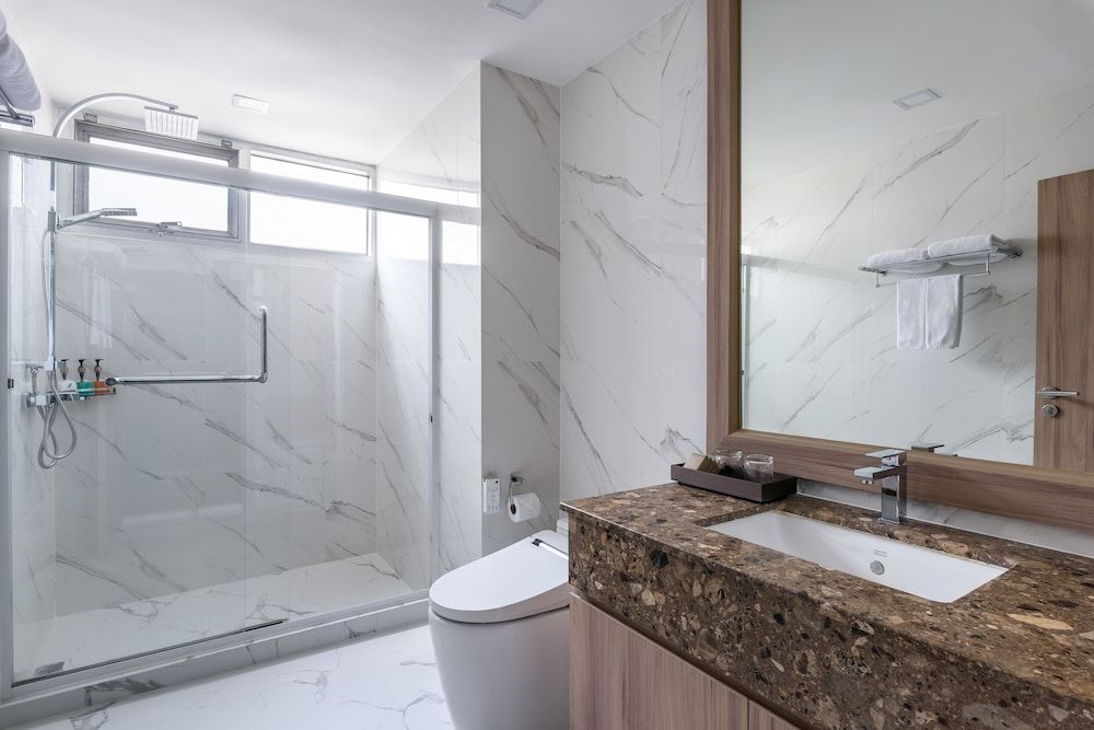 Adelphi Grande Sukhumvit Deluxe Studio, 1 King Bed, City View 3