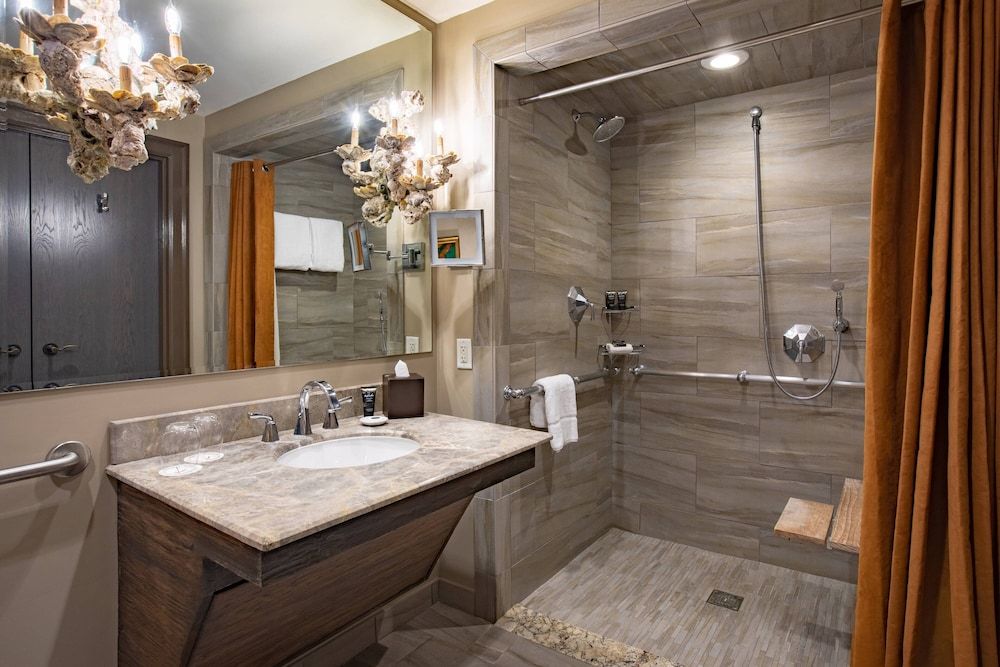 The Bohemian Hotel Savannah Riverfront, Autograph Collection Room, 1 King Bed (Mobility/Hearing Access, Roll-In Shwr) 6