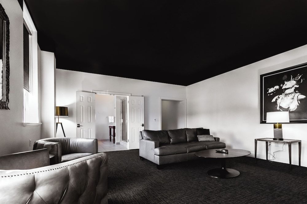 The Delafield Hotel Premier Suite 3