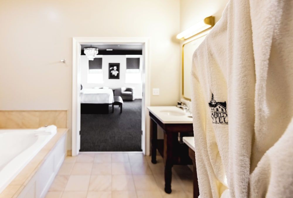 The Delafield Hotel Classic Suite 3