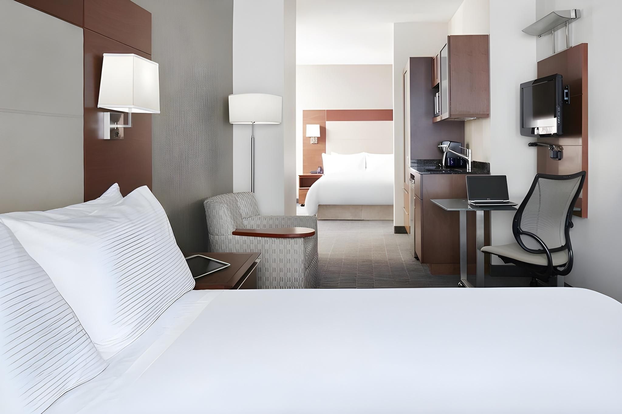 undefined River Hotel 5