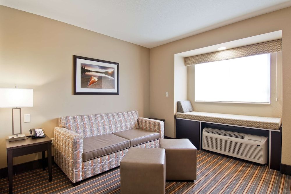 Best Western Plus Woodstock Inn & Suites Suite, 1 King Bed, Non Smoking, Refrigerator & Microwave (with Sofabed) 4