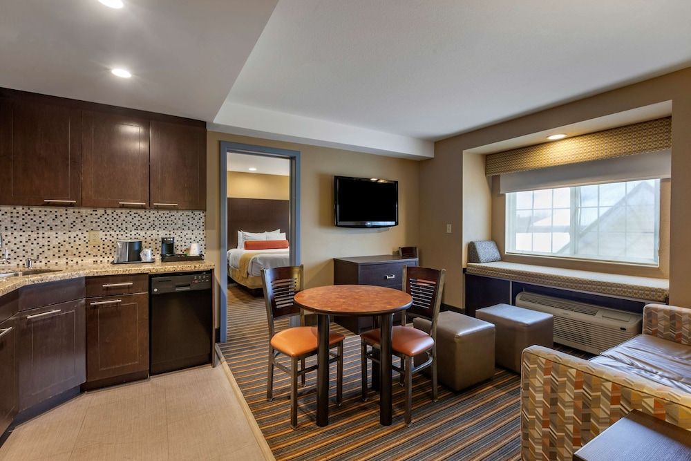 Best Western Plus Woodstock Inn & Suites Suite, Multiple Beds, Non Smoking, Kitchen (with Sofabed, Full Kitchen) 4