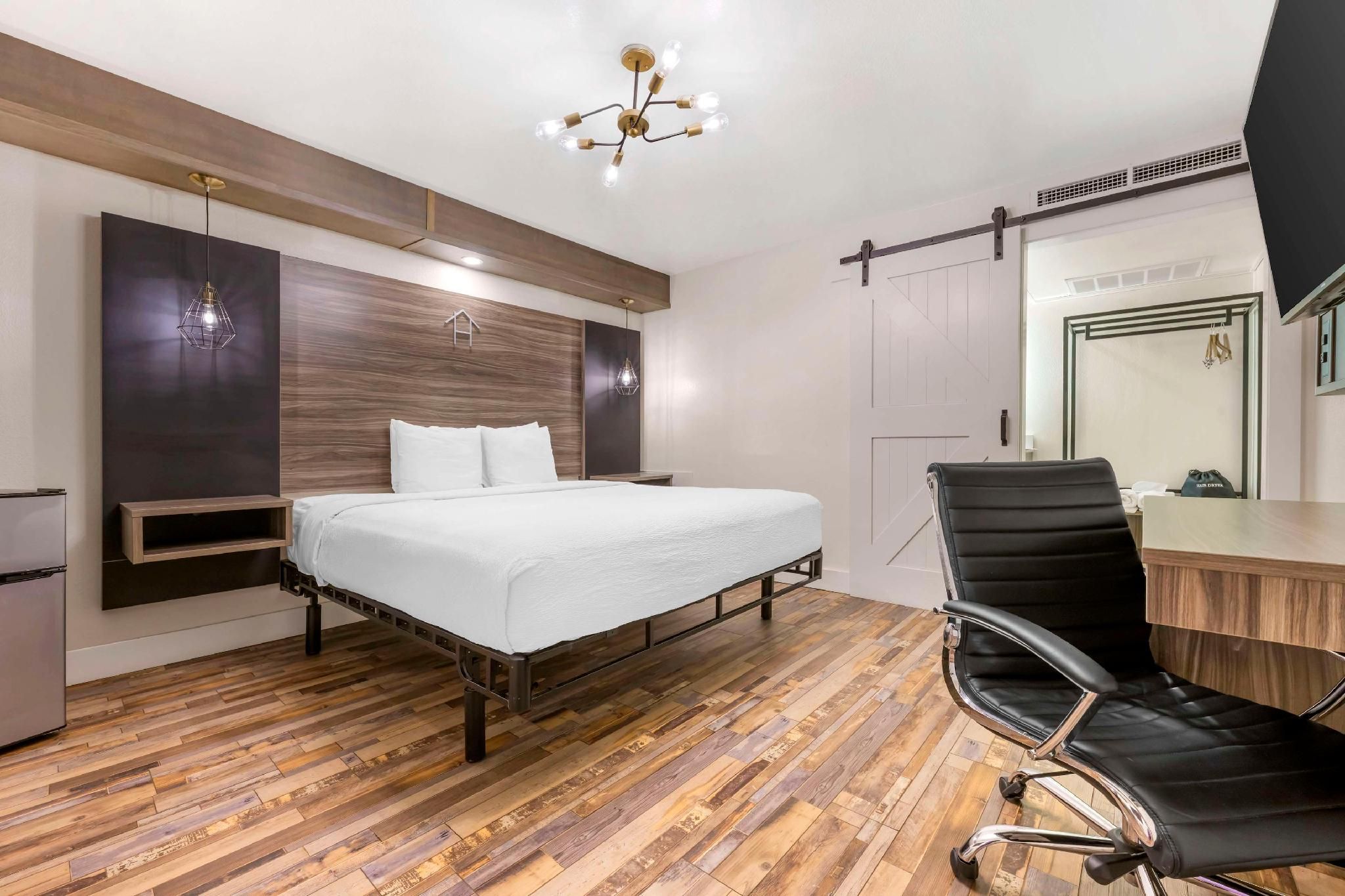 Suite - 1 King Bed, Nonsmoking, Living Room, Sitting Area, Full Kitchen